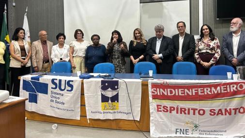 Foto da mesa de autoridades