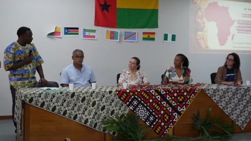 Foto da mesa de abertura do evento