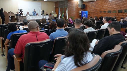 Foto do auditório com os participantes do evento