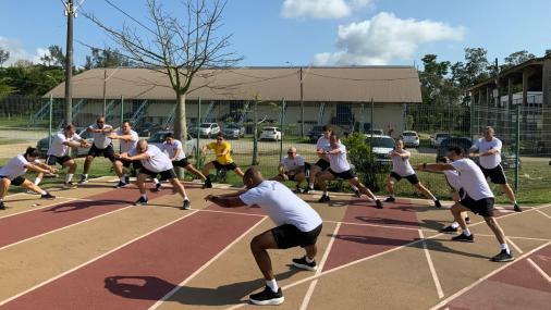 Foto de agentes de segurança em treinamento na pista de atletismo da Ufes