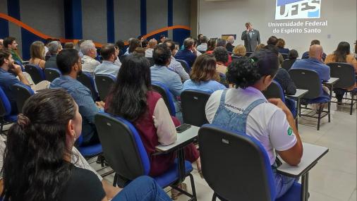 Servidores docentes reunidos no auditório para cerimônia de posse
