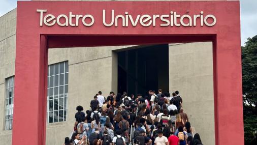 Fila de estudantes no Teatro Universitário