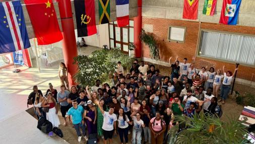 Foto dos estudantes reunidos durante a atividade