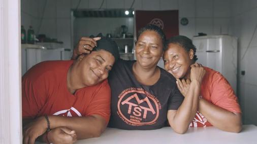 Cena de Não Existe Almoço Grátis na qual aparecem as três cozinheiras