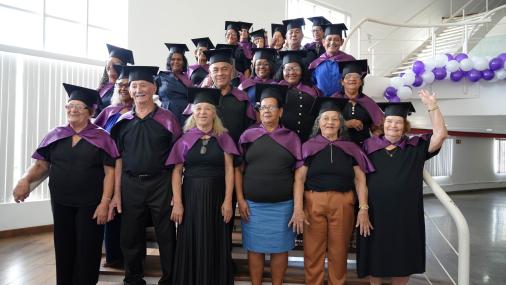 Foto dos formandos na escada do Teatro Universitário