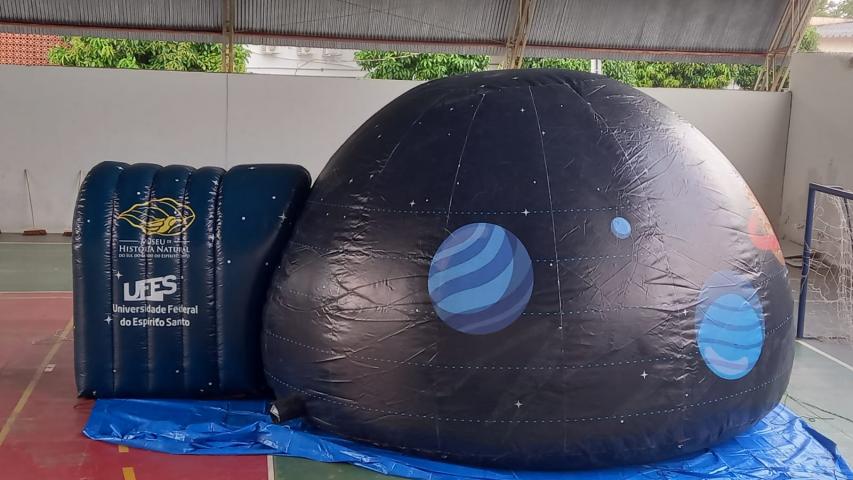Foto do planetário inflável, que tem seis metros de diâmetro e um domo para a projeção de filmes